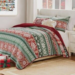 Festive Red and Green Quilt and matching shams